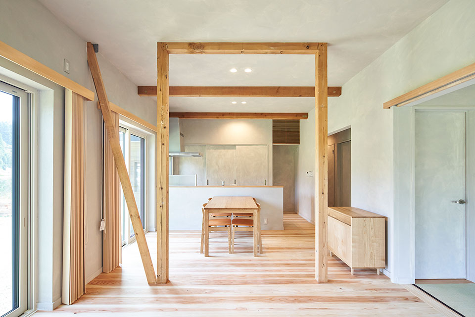 元々の梁を空間のアクセントとし、秋田杉の床材、栗材の造作家具との調和も図りました。